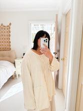 Load image into Gallery viewer, Mother of Pearl Buttons Blouse
